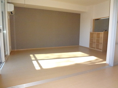 Living and room. ◆ South side of the living room ◆