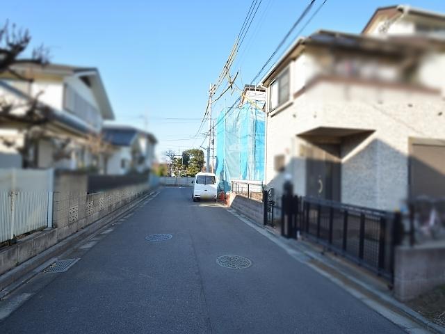 Local photos, including front road. Contact road situation