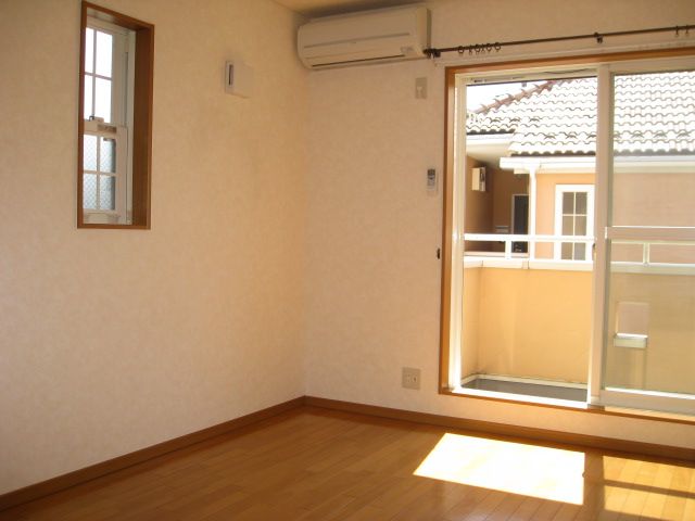 Living and room. Sunny in the south-facing. Well-ventilated good rooms at the two sides lighting