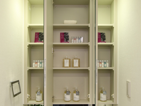 Bathing-wash room.  [Three-sided mirror with vanity] Vanity with functional three-sided mirror. The Kagamiura is convenient There is also a storage space.