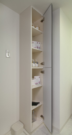 Bathing-wash room.  [Linen cabinet] It has established a convenient linen cabinet to small organize towels and water around.