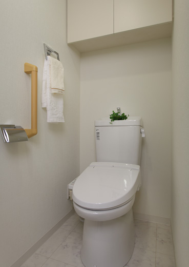 Bathing-wash room.  [Shower toilet] Heating toilet seat ・ It has adopted a hygienic shower toilet with a deodorizing function.