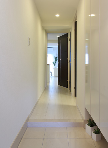 Interior.  [Entrance] Entrance Ya appropriate elegance as the face of the house, It produces a clear sense of.