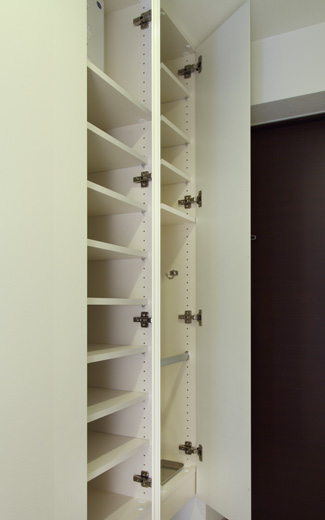 Interior.  [Footwear purse] Umbrella, etc. can also be housed in the tall size with a storage capacity. Open space bottom is to be paid as well, such as shoes.