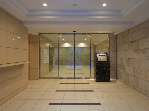 Shared facilities.  [Entrance Hall completed photo] The front is a control room windbreak room. The auto door to enter the entrance hall adopted a non-contact key. It has realized the smooth entry and exit of security & residents.