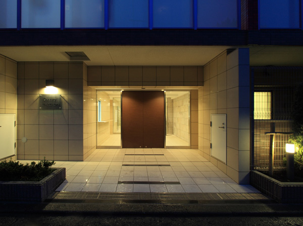 Buildings and facilities. Entrance to become the face of the house. Floor and paste 300 square tile to create an elegance that was the point the black toned white. We finished in the heart gently get used space if put in one step. (Entrance completed photo)