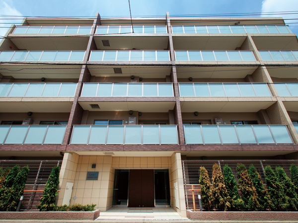 Buildings and facilities. Two-tone exterior wall tile, Balcony of glass handrail is strike a neat impression front appearance of <Century Hibarigaoka>. The ground five-story, Most of all 25 units (including control room 1 units) is the south-facing. (Appearance completed photo)