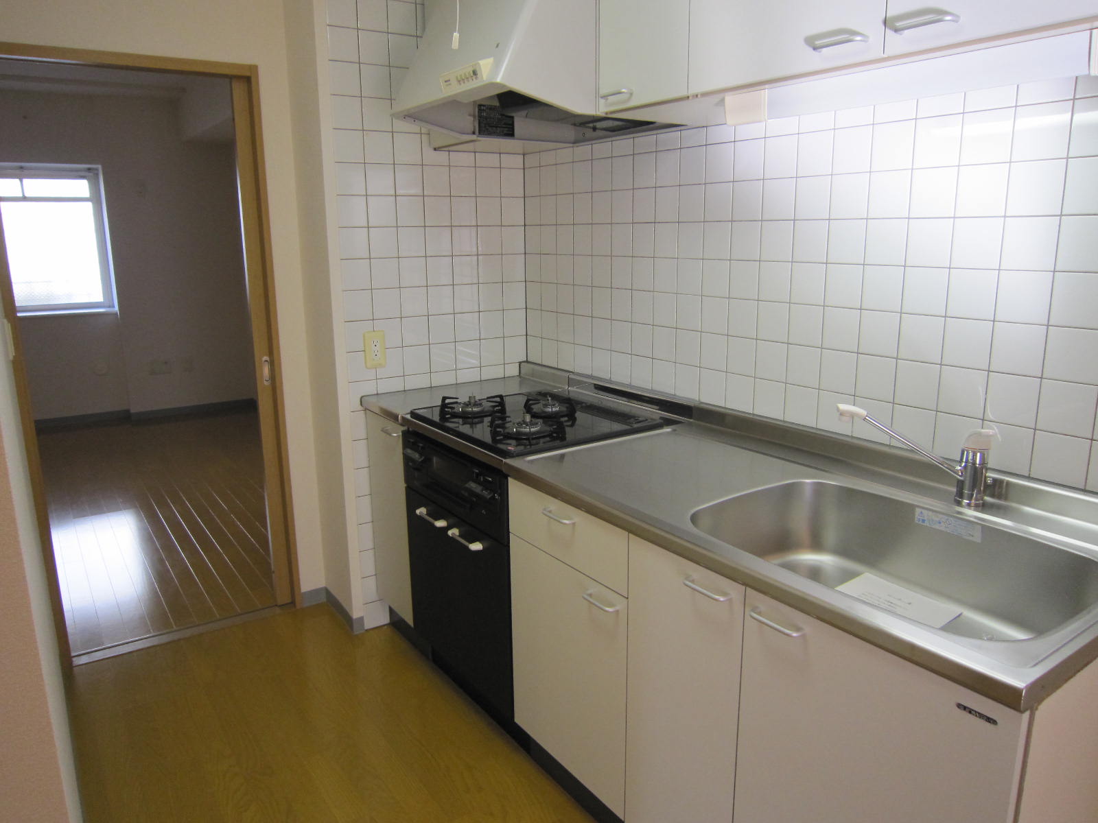 Kitchen. Drop-in stove Installed