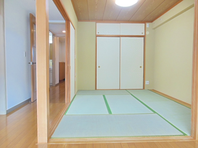 Living and room. Upper closet Yes