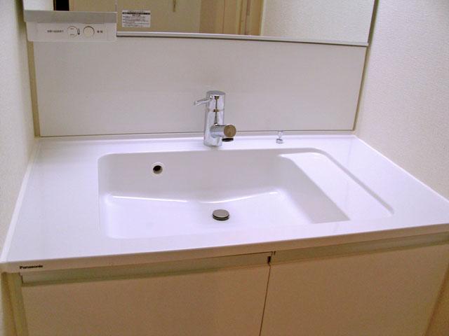 Wash basin, toilet. Wash basin