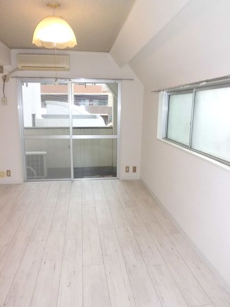 Living and room. White Room (silence)