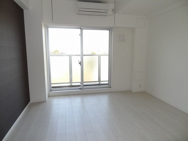 Living and room. Impressive decorated in white tones! Air conditioning