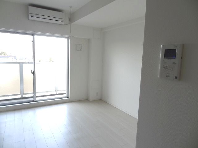 Other Equipment. There is a TV monitor Hong, It does not this also Hazuse