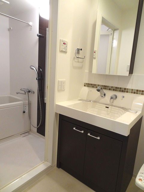 Washroom. Washstand of fashionable fully open! A shower