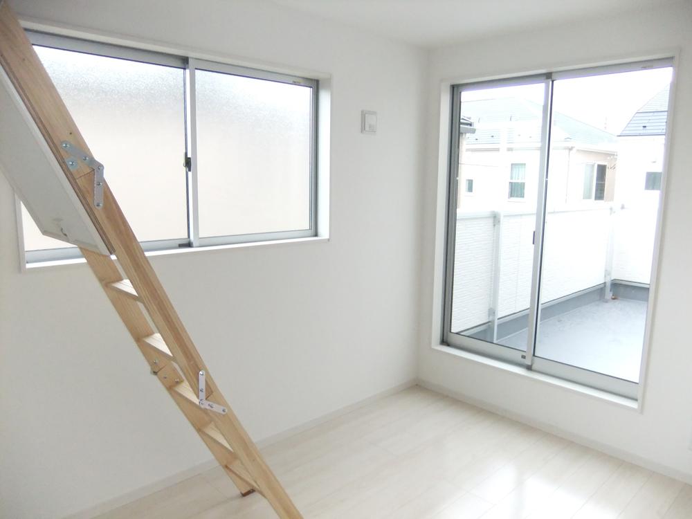 Non-living room. 1 Building