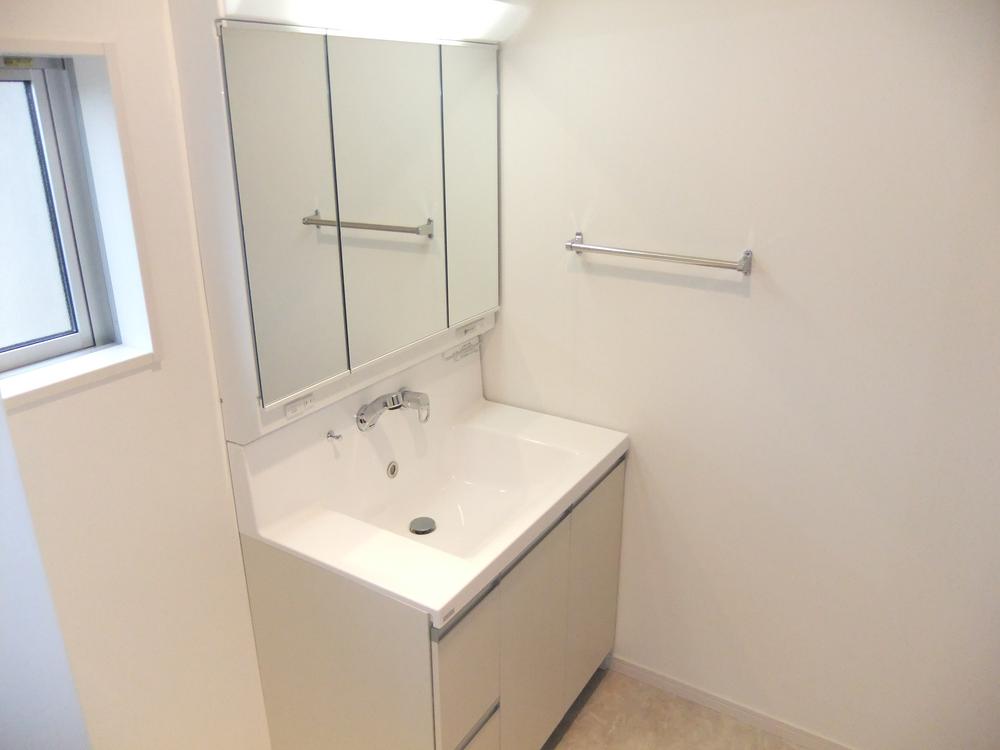 Wash basin, toilet. Wash basin