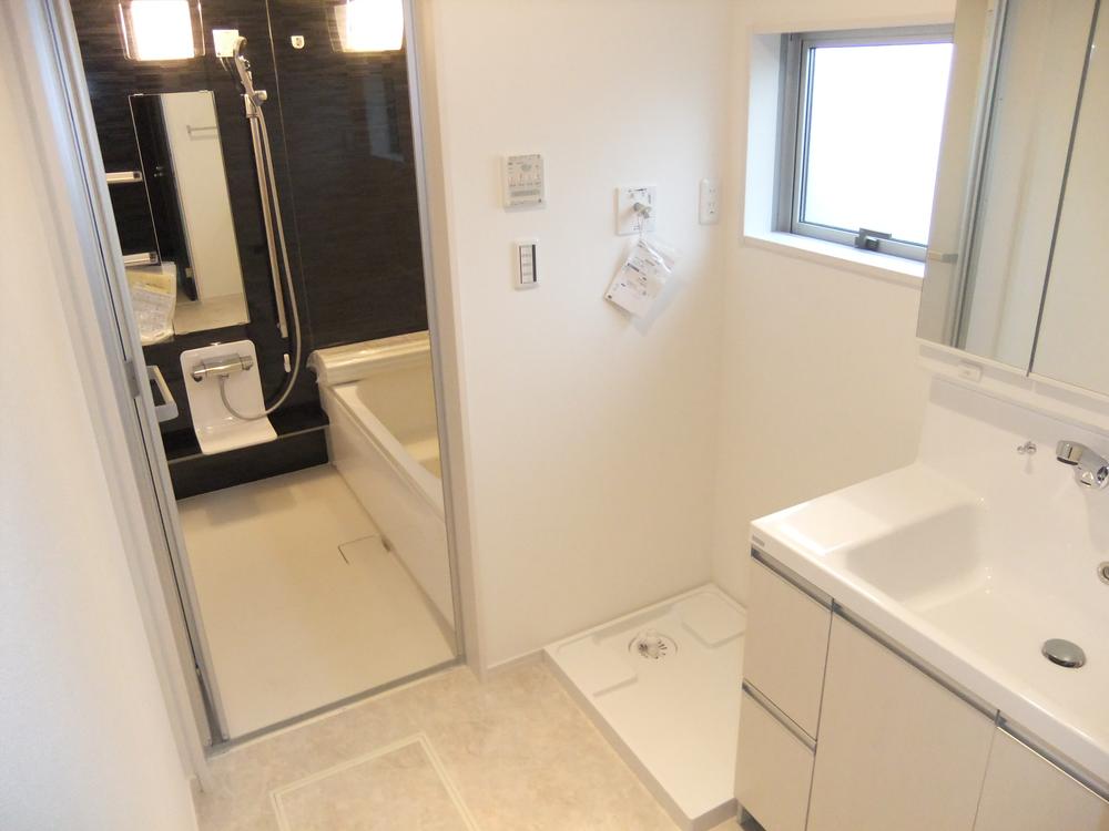 Wash basin, toilet. Washroom Building 2