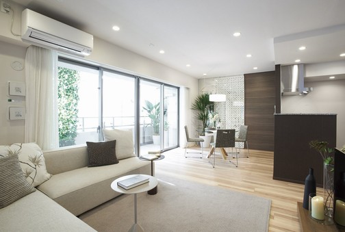 Living-dining. Bright, two-sided lighting, Airy is a good space in the passive design