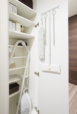 Installation has been arranged shelf in the hallway. Cleaning tool, etc., This is useful for storing things you use the whole family