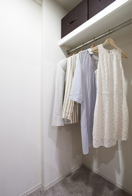 Walk-in closet of Western-style (1). Since storage space is divided into left and right, You can use to divide the space in a couple