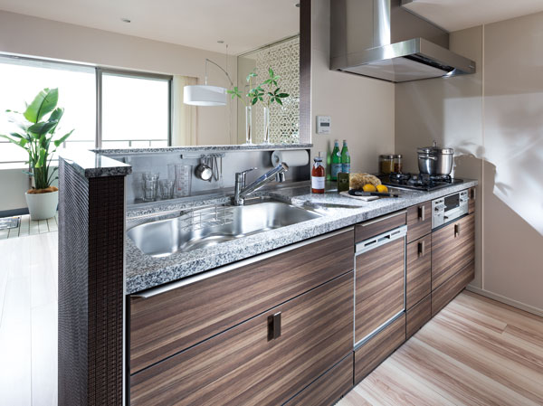 Kitchen.  [Ellesmere kitchen] In the kitchen, which decorate the dining table of your family, Adopt a "Ellesmere kitchen" of Daikyo original to increase the work efficiency in advanced equipment. It adopted a beautiful gloss natural granite of the counter top, It seeks to function and interior of beauty.