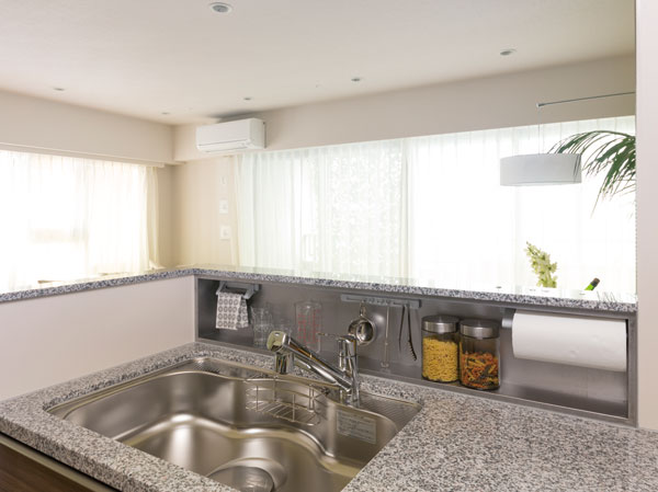 Kitchen.  [Kitchen with a hand area] At hand is neat hide in, Hand area box frequently used things put in place the reach of quick hand. Water wings are not worried, A convenient three parts has been standard equipment in a box magnet stick.