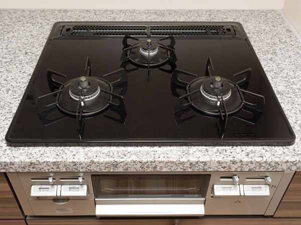 Kitchen.  [Two short beeps and a stove] There is also such as temperature control function of the deep-fried stuff, Design ・ Excellent glass top stove in functionality.