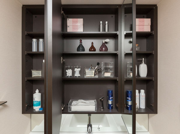 Bathing-wash room.  [Three-sided mirror back storage] With a movable shelf storage that can store plenty.