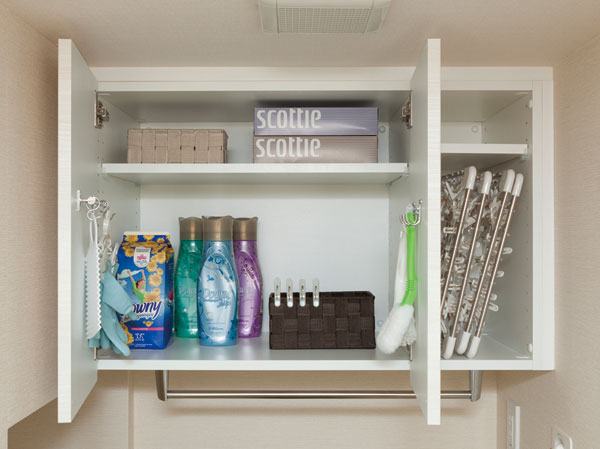 Bathing-wash room.  [Laundry cube] Effectively utilizing the dead space on the washing machine, Or providing a constant position of the pinch with a small hanger, To Tobiraura and bottom, such as installing a Bafukku, I was born to measure the size of washing goods, Wash room is housed in order to more comfortable washing work.