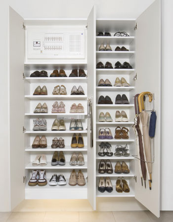 Receipt.  [Multi-entry cloak] "plenty ・ Neat ・ Entrance storage developed a universal "theme. Almost without changing the size of conventional storage, About 1.6 times the amount of storage of shoes by reviewing the design and layout ※ It was up to.  ※ Our ratio ※ If 120cm frontage standard specification of the (shoes plenty of type), About 1.6 times the storage number of shoes compared to the footwear put the standard specification of the conventional Daikyo (comparison in storage number of business shoes 26cm (width 22cm) for men) (same specifications)