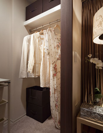 Receipt.  [Arrange shelf] From "there is no place to put away the vacuum cleaner," "shape is different things also want to put away clean" voice of such people, As it can be arranged freely according to the shape and use frequency of mono, Such as providing a movable shelf that can be separate in half before and after, Is a waste less easy-to-use Maeru compartment.