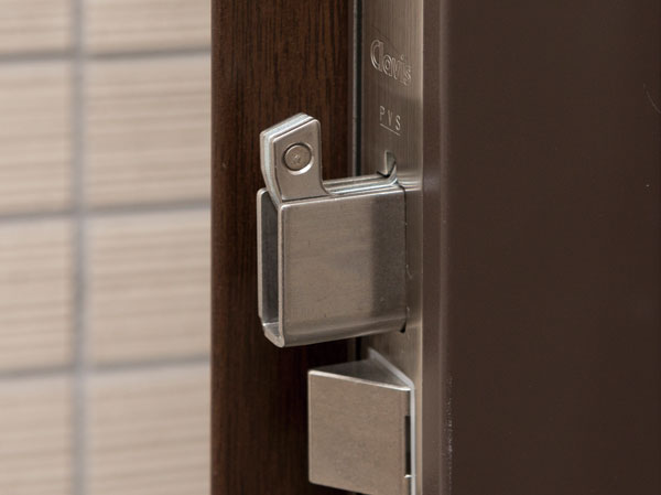 Security.  [Sickle-type deadbolt] To pry at the bar or the like, to adopt a strong sickle with a dead bolt we have extended crime prevention.