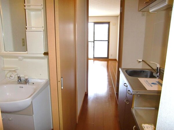 Other room space. Independent wash basin