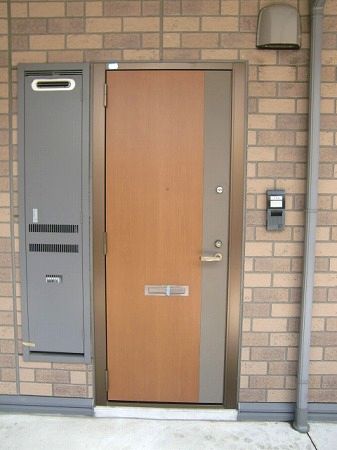 Entrance. It looks like from the outside, With TV monitor Hong