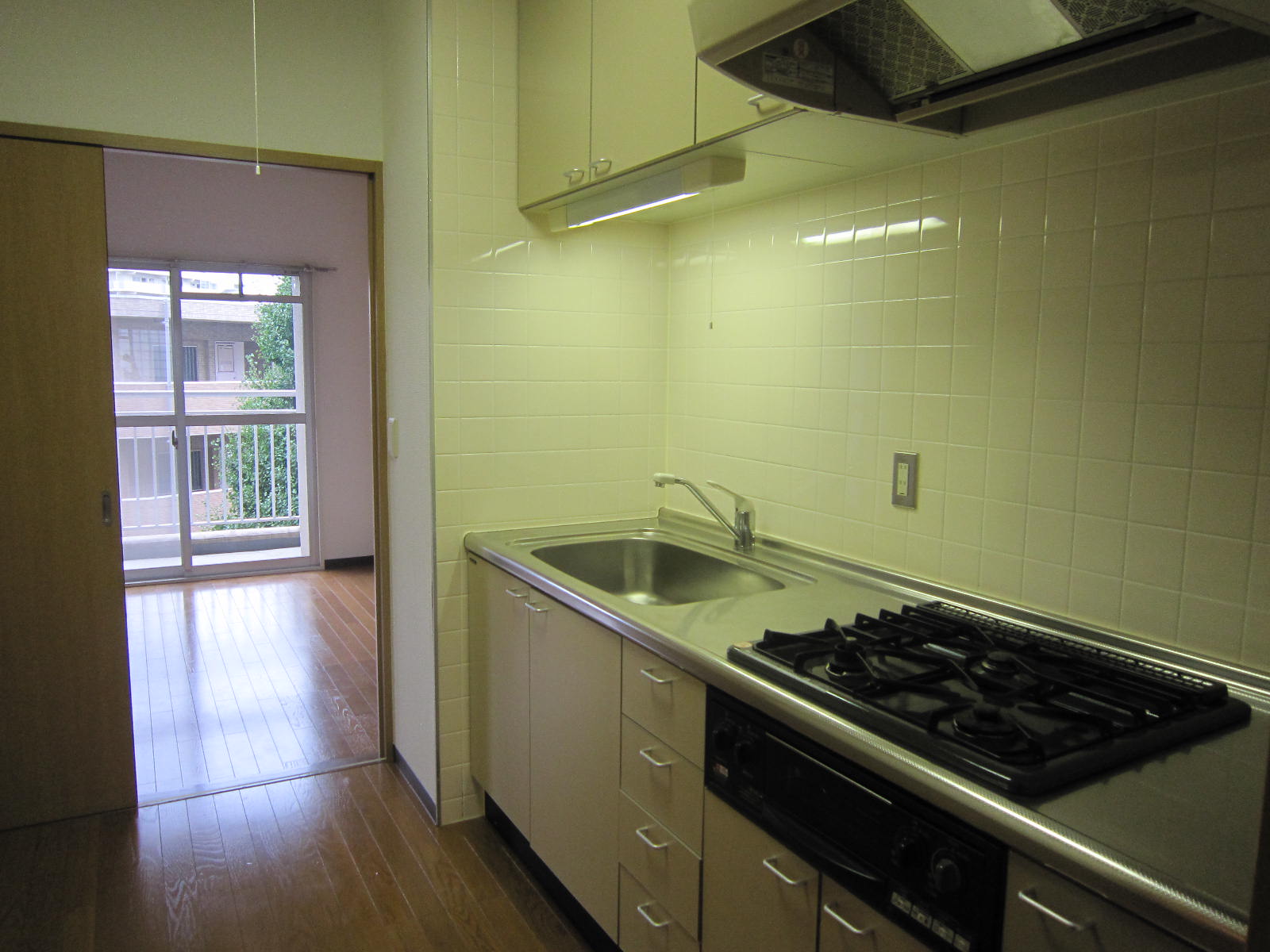Kitchen. Easy-to-use system Kitchen. Drop-in stove Installed