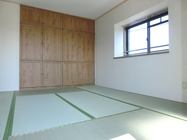 Living and room. Housed plenty 8 quires of Japanese-style room