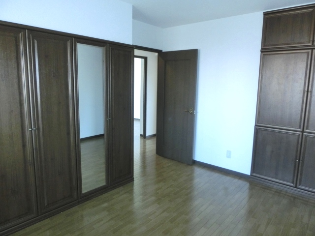 Living and room. North Western-style with large closet