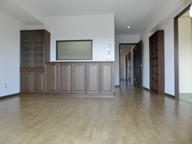 Living and room. Living with south cupboard