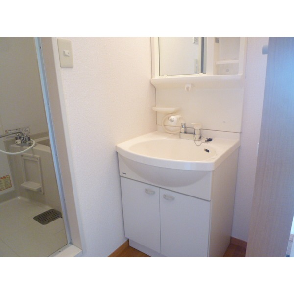 Washroom. Wide independent wash basin