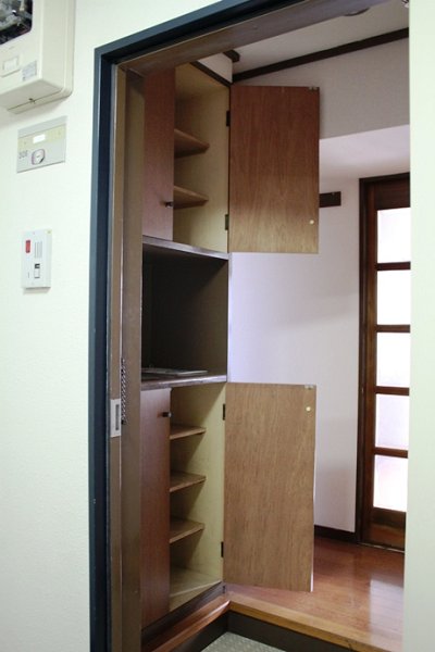 Receipt. Entrance storage also rich.