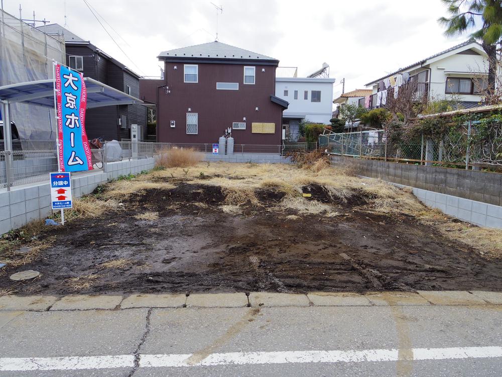 Local land photo. The building construction is possible the same day. 