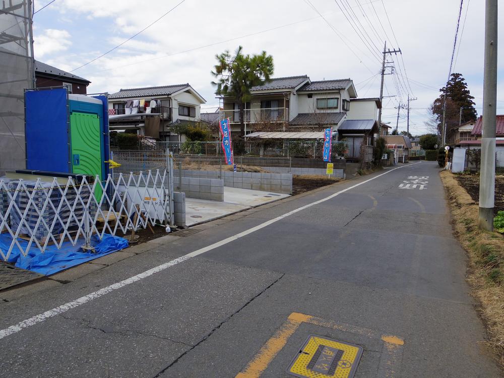 Local photos, including front road. Selling local will be left. 