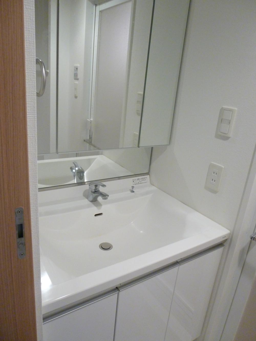 Wash basin, toilet. Indoor (11 May 2013) Shooting