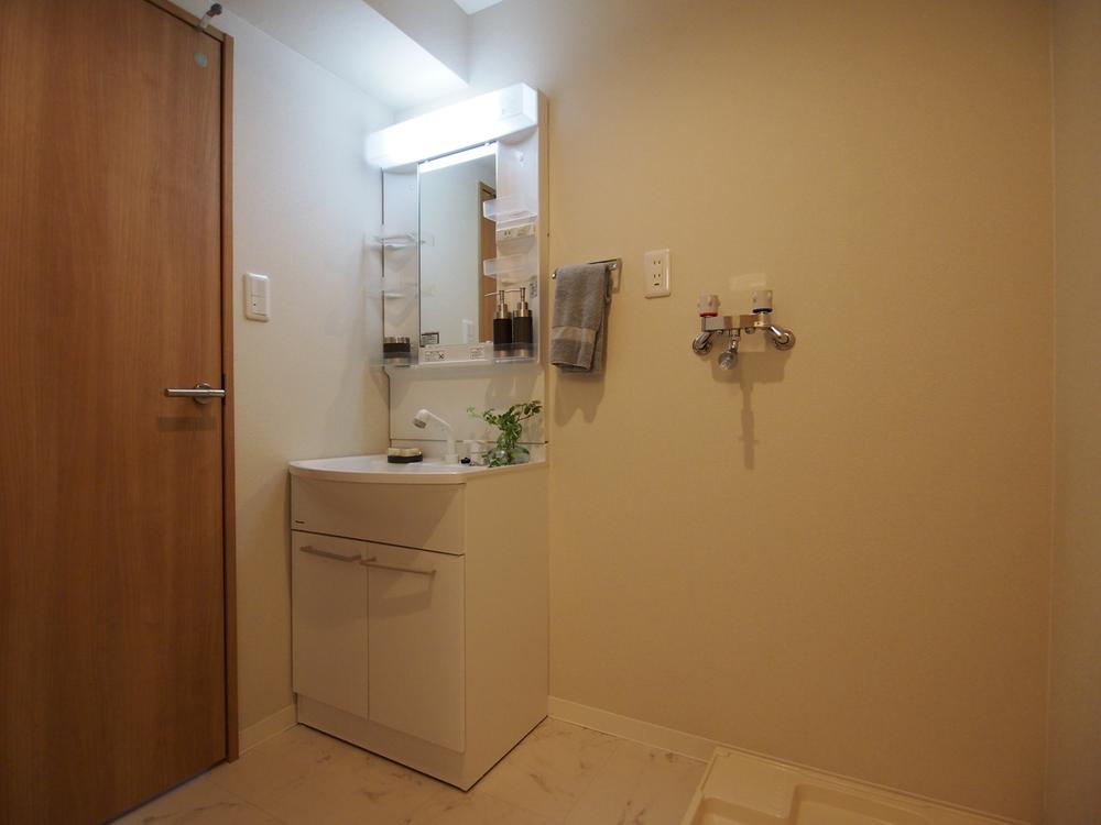 Wash basin, toilet. Indoor (11 May 2013) Shooting