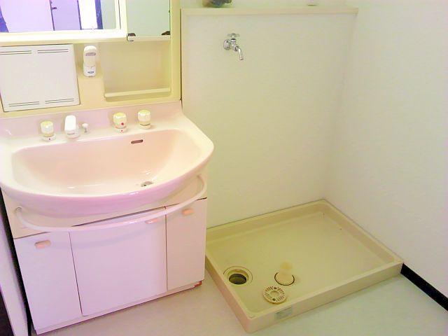 Wash basin, toilet. Indoor (11 May 2013) Shooting