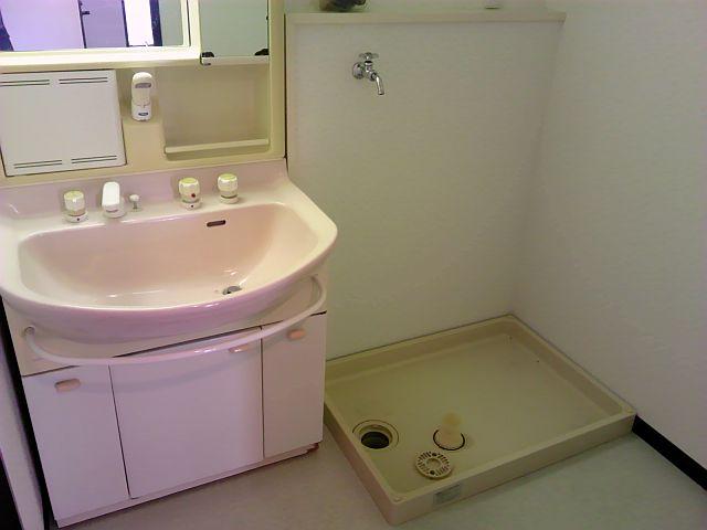 Wash basin, toilet. Indoor (11 May 2013) Shooting