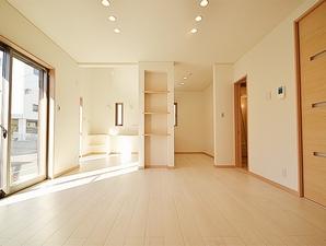 13 Building LDK (photo) is spacious space of 16.1 quires. And atrium and large windows are located on the south side, Goodness per yang point. It is installed glad floor heating for the coming cold season