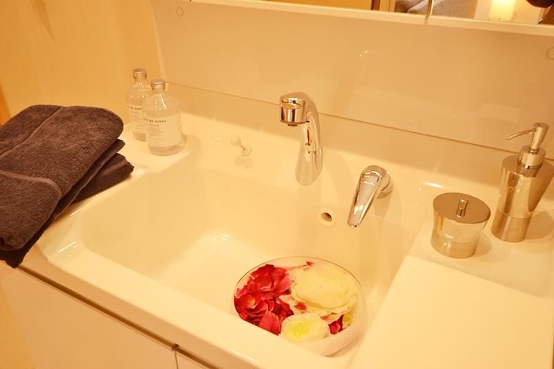 Wash basin, toilet. 12 Building Washstand which adopted the wash basin Square bowl. Firmly supported by the ease of use of the busy morning! 