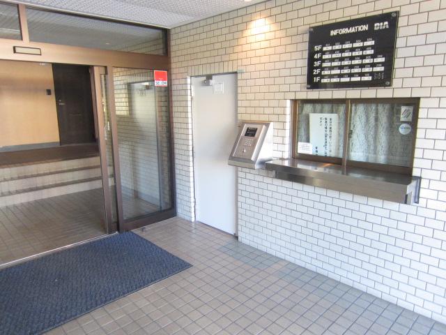 Entrance. Common areas