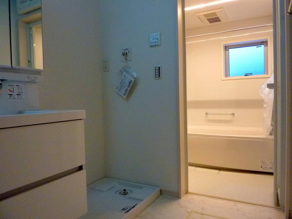 Wash basin, toilet. Washroom